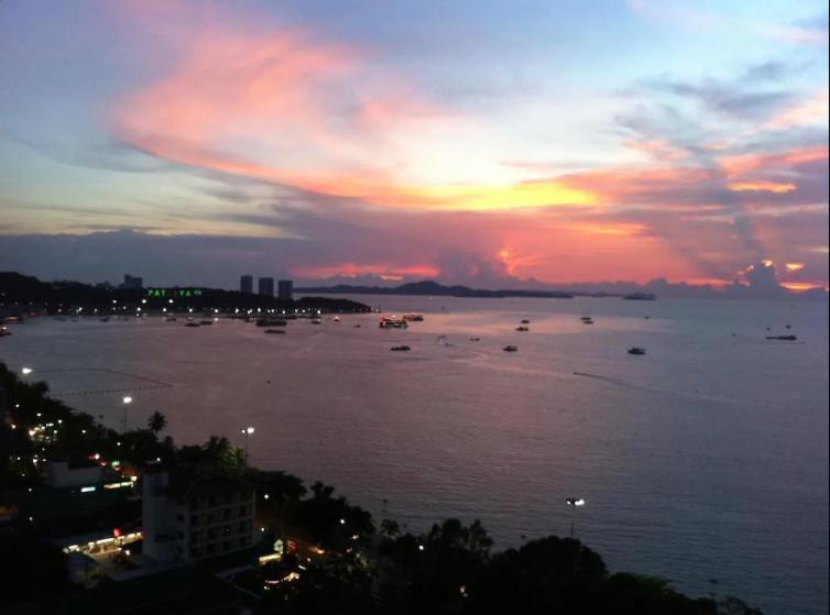 Central Pattaya - Sea View Large Balcony Condo With Infinity Pool Kültér fotó